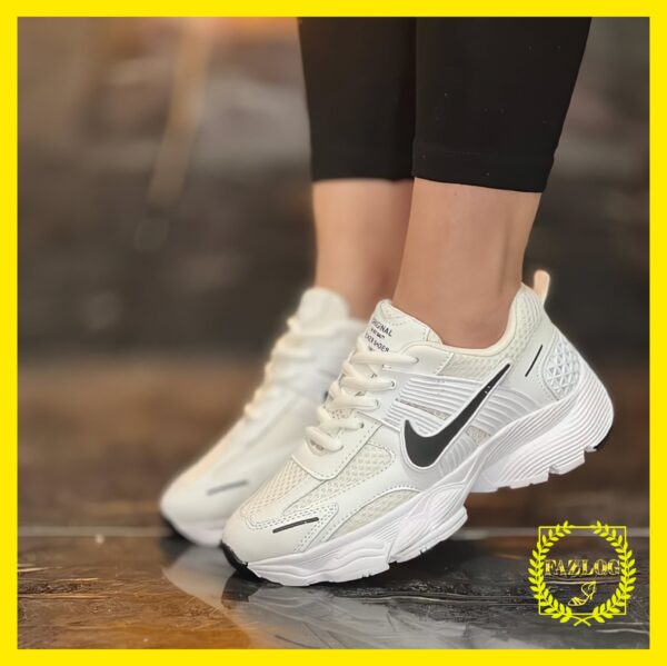کفش کتانی اسپرت زنانه و دخترانه نایک 2 با طراحی مدرن و شیک،یک کتونی زنانه مناسب برای فعالیت‌های ورزشی و روزمره است. این کفش اسپرت راحتی و دوام بالایی دارد.
